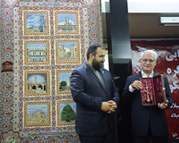 رونمایی و اهدای فرش هر گردشگر یک گره به کمیسیون ملی یونسکو